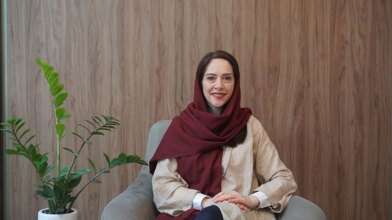 خانم سارا انتظاری